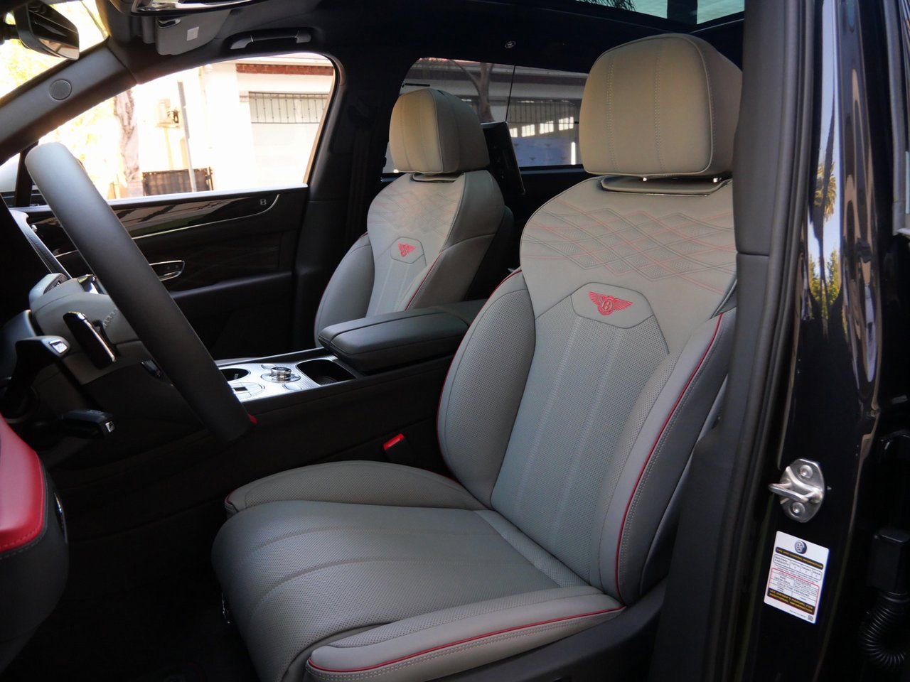 Used 2025 Bentley Bentayga Extended Wheelbase AWD/4WD image 2