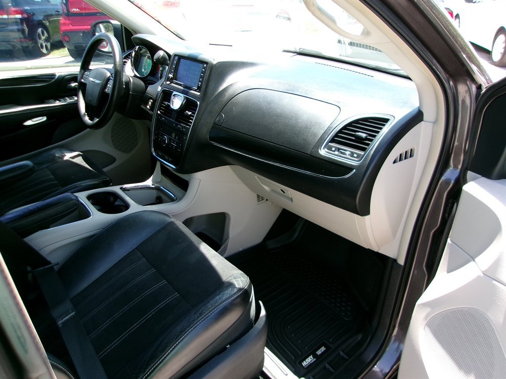 Used 2015 Chrysler Town & Country Limited FWD image 22
