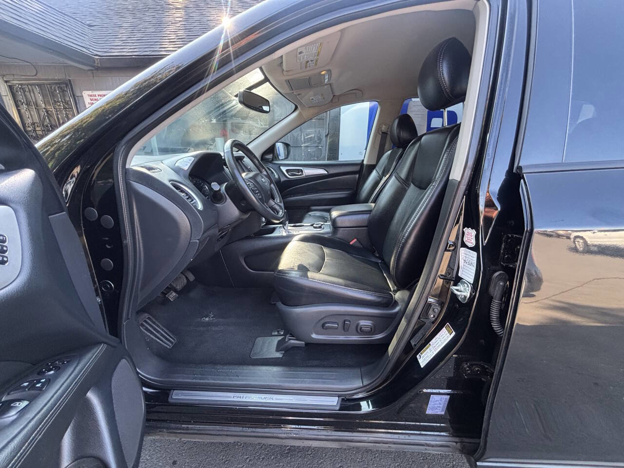 Used 2020 Nissan Pathfinder SL image 9