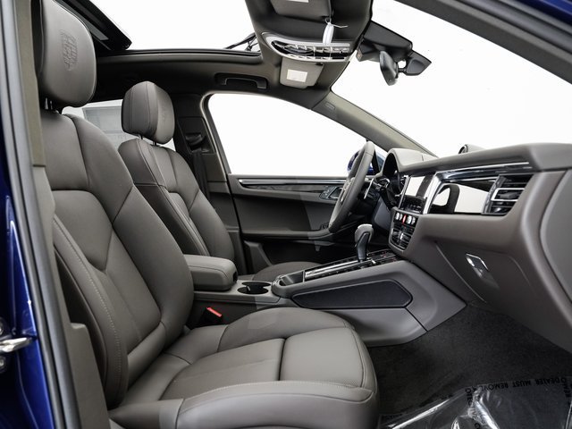 Certified 2025 Porsche Macan AWD/4WD image 24