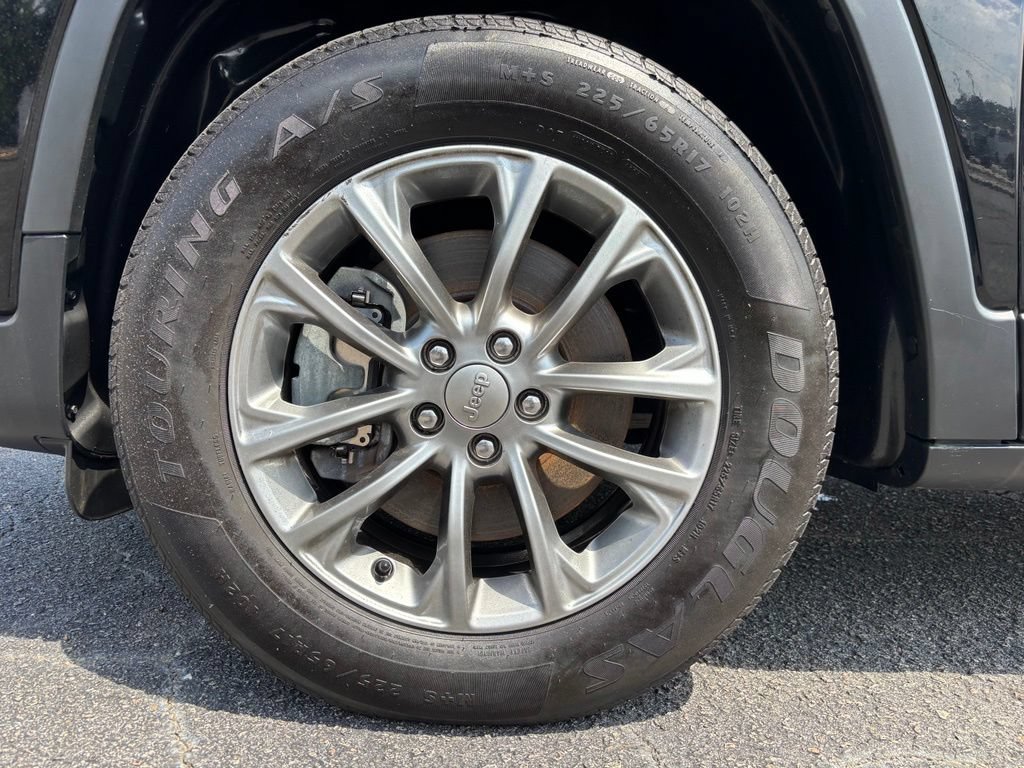 Used 2019 Jeep Cherokee Latitude Plus w/ Cold Weather Group AWD/4WD image 30