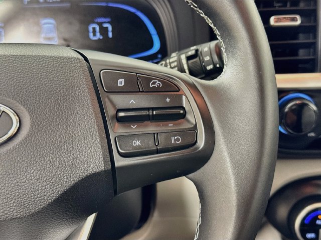 Certified 2025 Hyundai Venue SEL FWD image 18