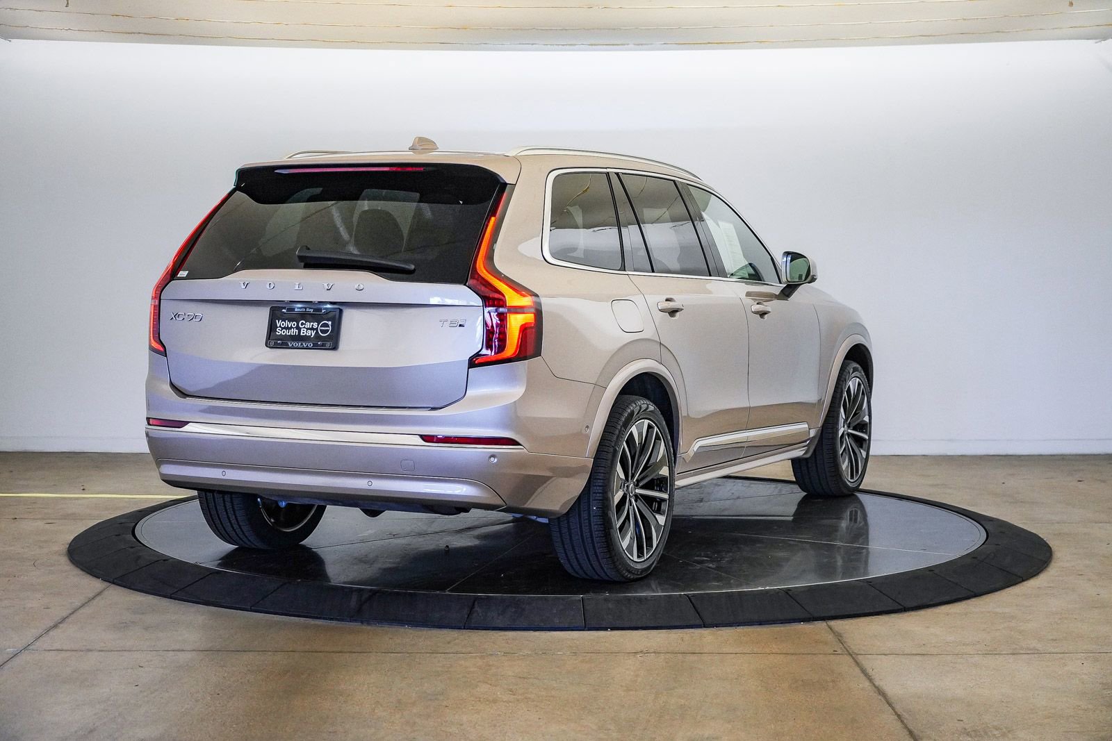 Certified 2026 Volvo XC90 T8 Plus w/ Protection Package Premier AWD/4WD image 5