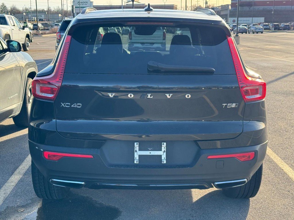 Used 2020 Volvo XC40 T5 R-Design image 11