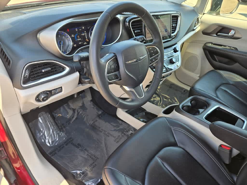 Used 2023 Chrysler Pacifica Touring-L FWD image 10