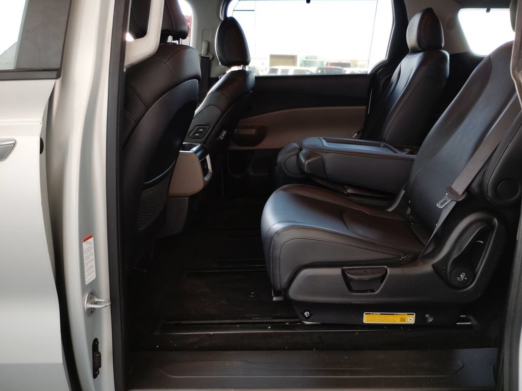 Used 2025 Kia Carnival EX FWD image 20
