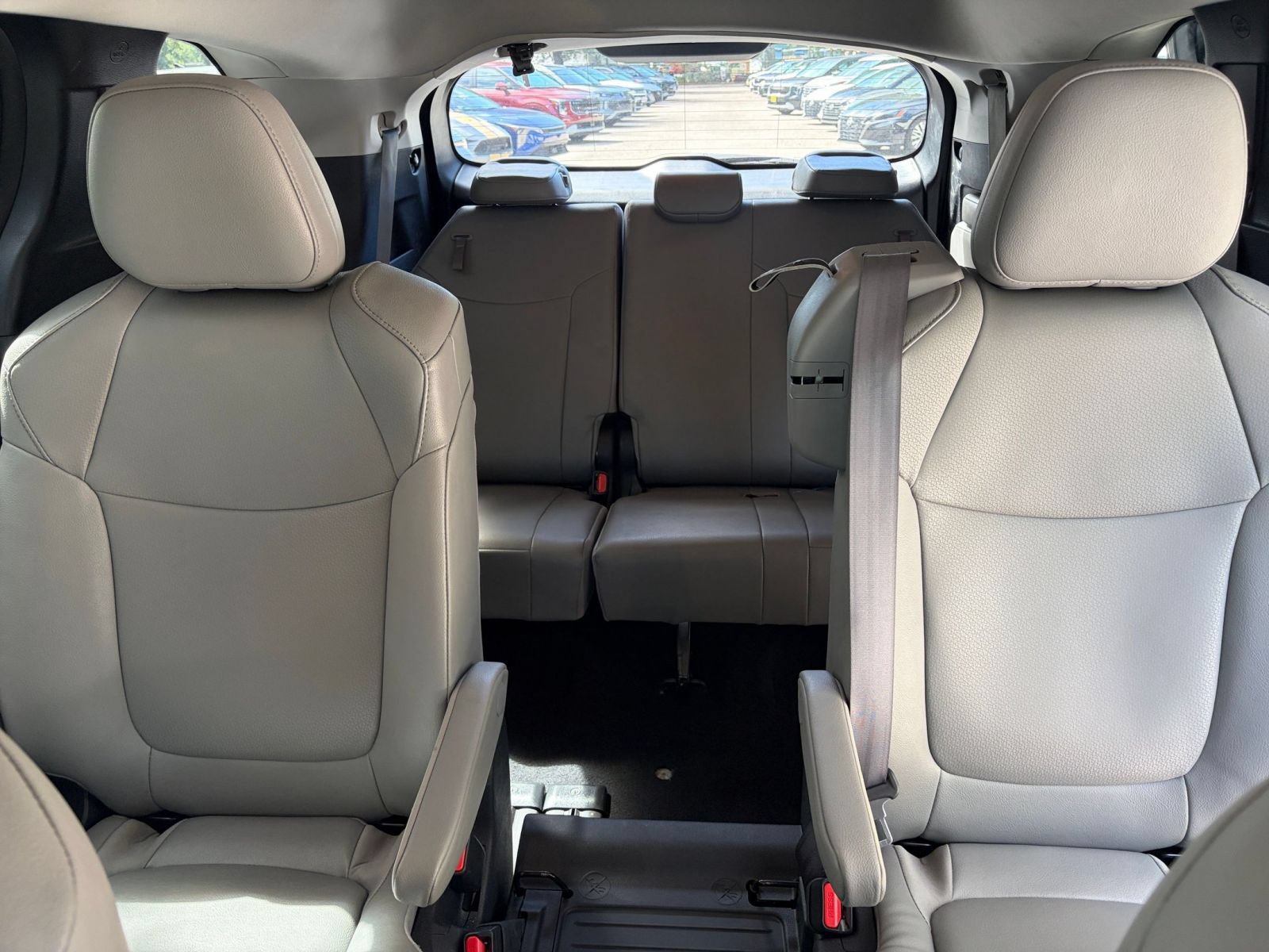 Used 2025 Toyota Sienna XLE FWD image 41