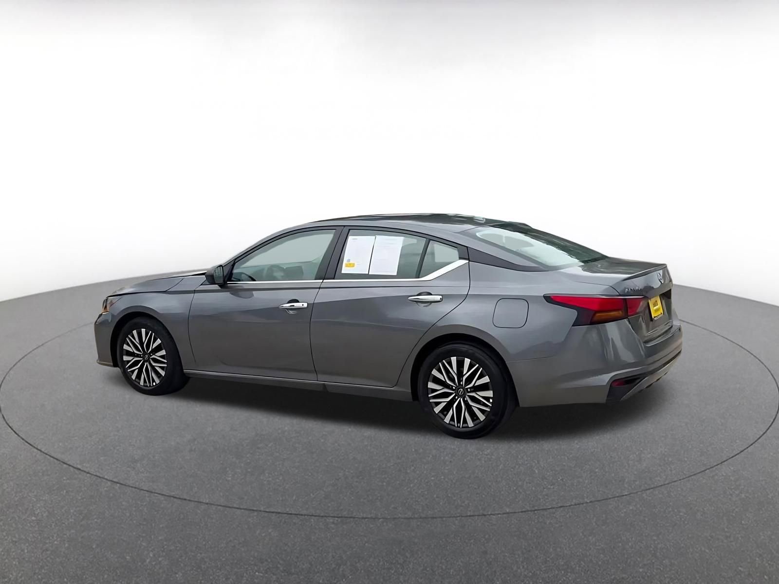 Used 2025 Nissan Altima 2.5 SV FWD image 10