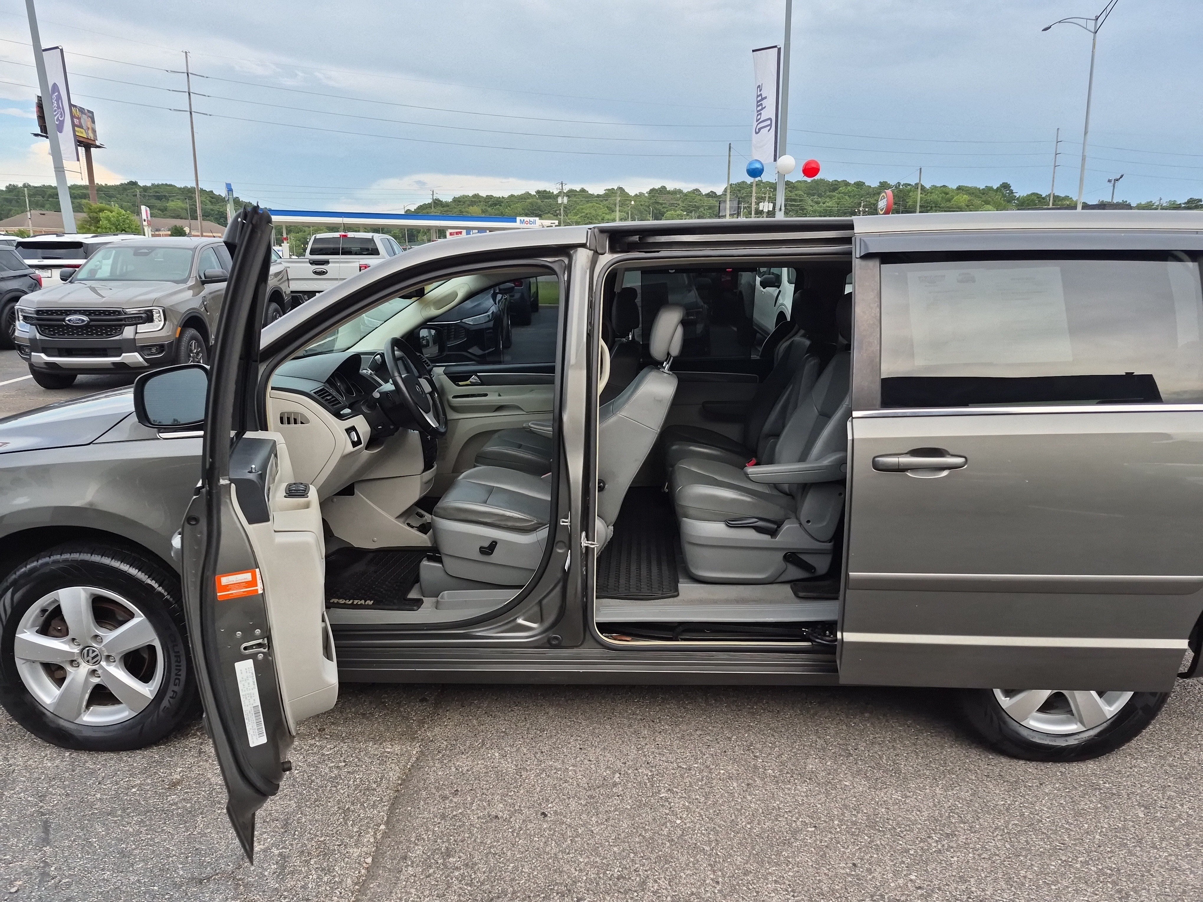 Used 2010 Volkswagen Routan SE FWD image 13