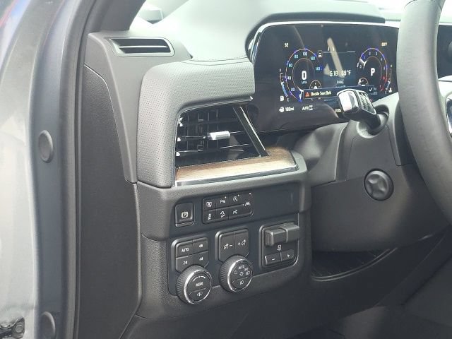 Used 2025 Chevrolet Suburban High Country AWD/4WD image 17