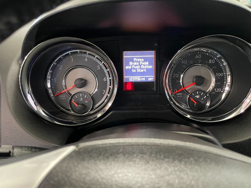 Used 2015 Chrysler Town & Country Touring-L w/ Driver Convenience Group FWD image 12