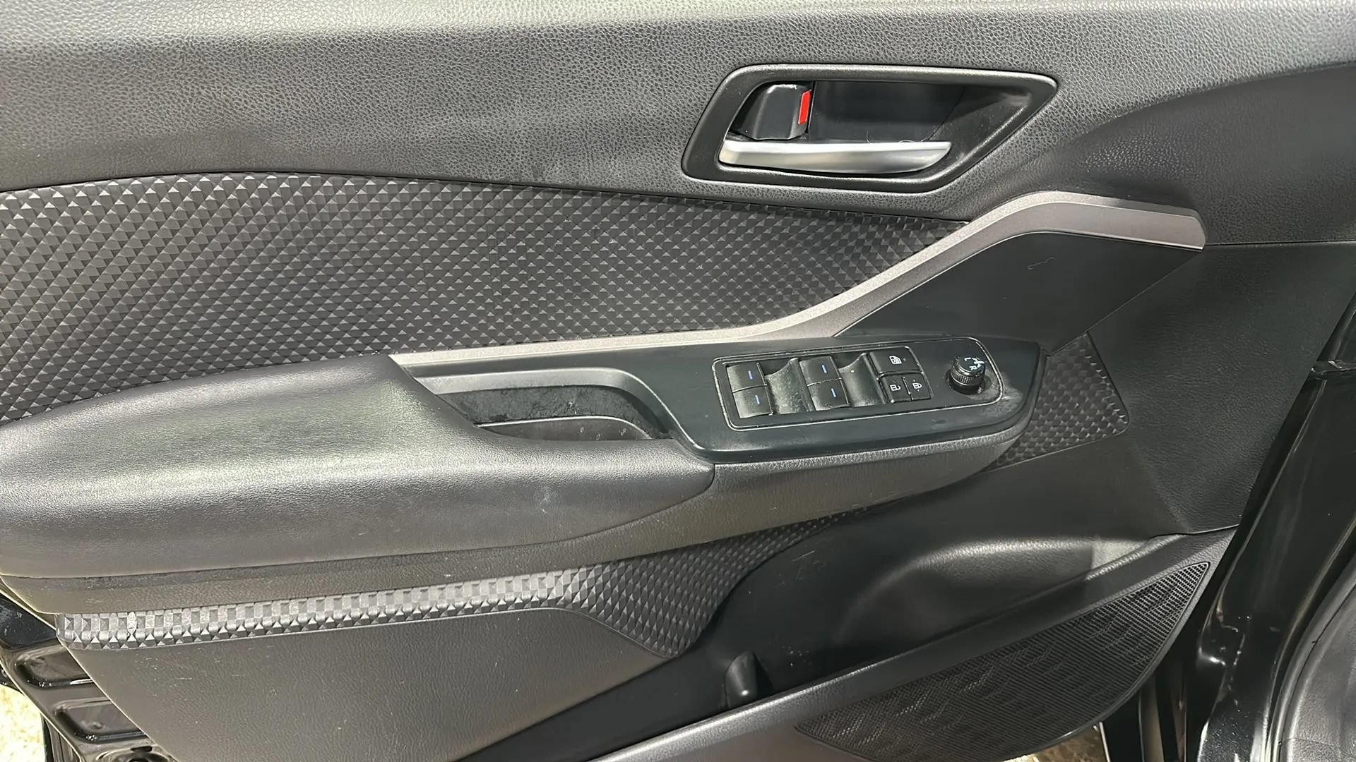 Used 2021 Toyota C-HR LE FWD image 10