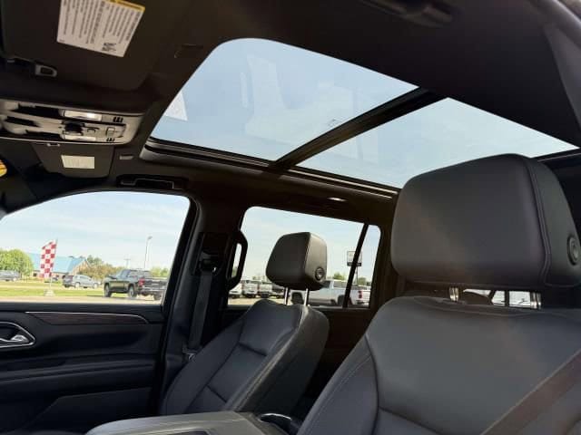 Used 2022 Chevrolet Suburban LT w/ Luxury Package AWD/4WD image 12