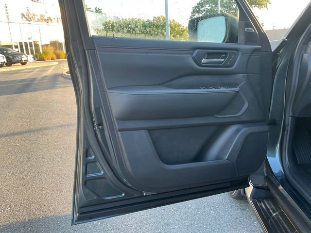 New 2026 Nissan Armada SL w/ Captain's Chari Seat Package image 10