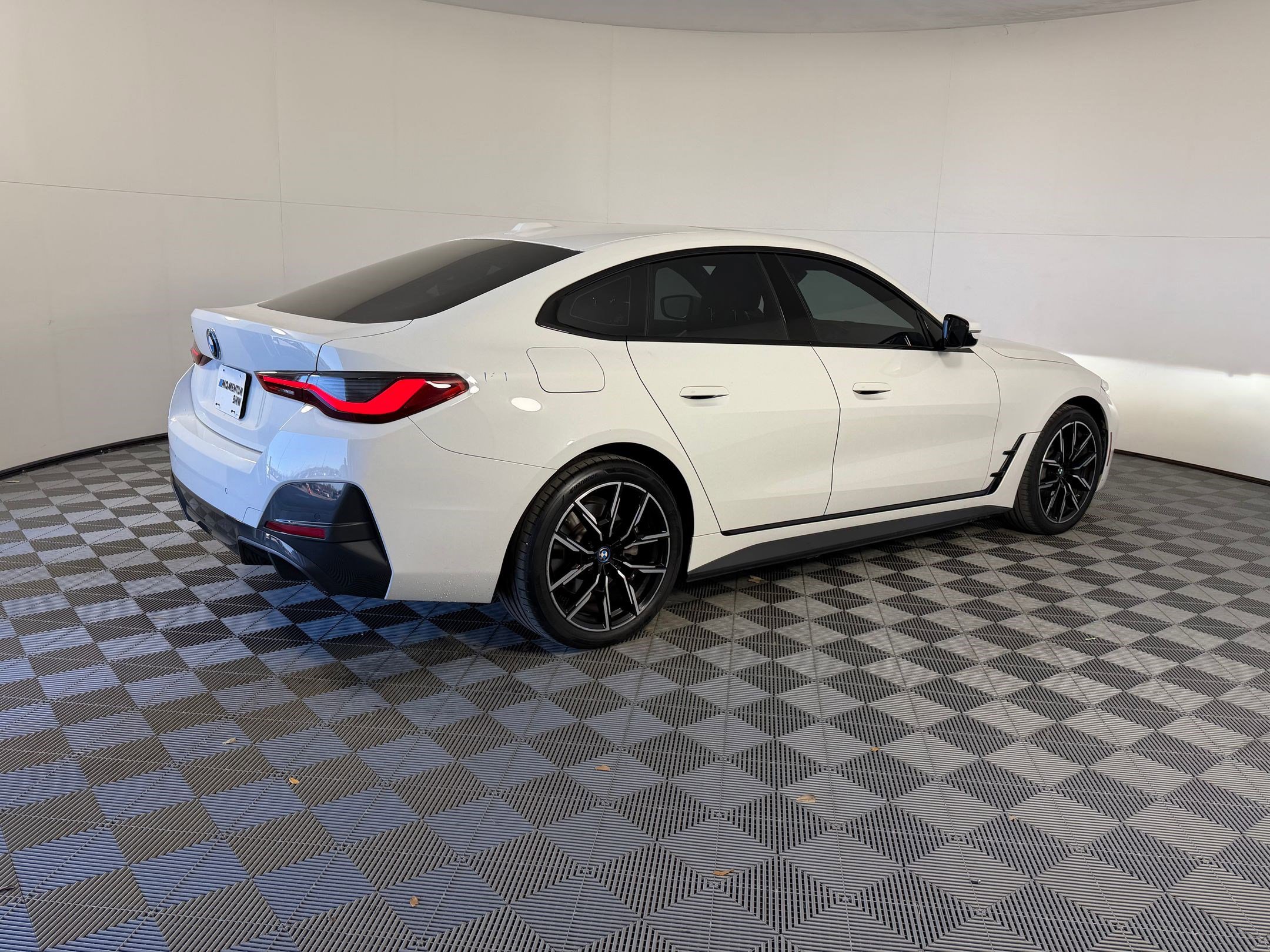 Used 2023 BMW i4 eDrive40 w/ M Sport Package image 9