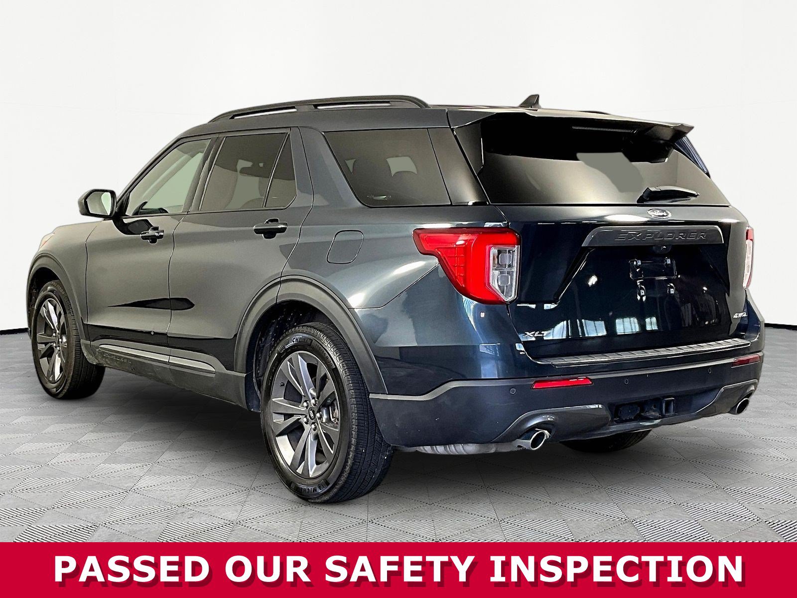 Used 2023 Ford Explorer XLT w/ Equipment Group 202A AWD/4WD image 4