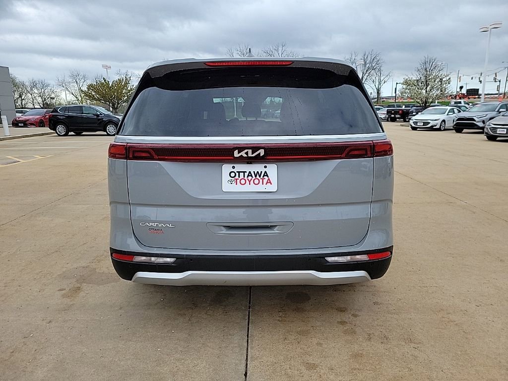 Used 2024 Kia Carnival EX image 6