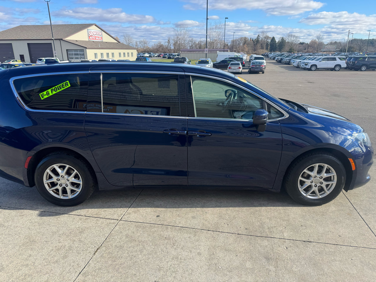 Used 2017 Chrysler Pacifica Touring image 4