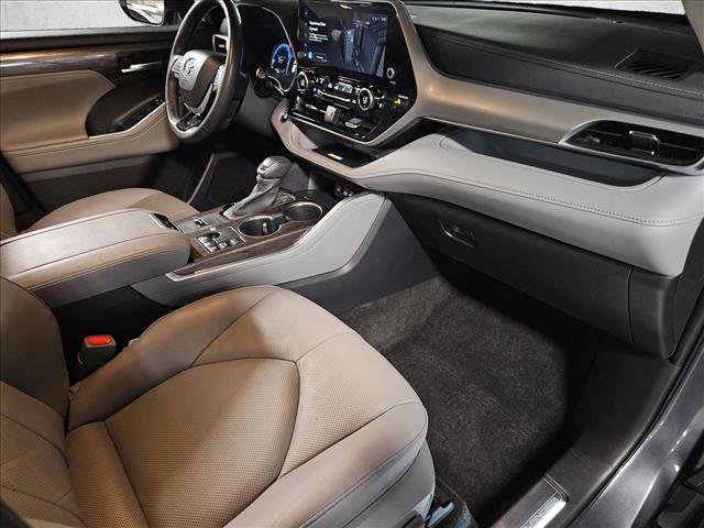 Used 2023 Toyota Highlander Platinum FWD image 18