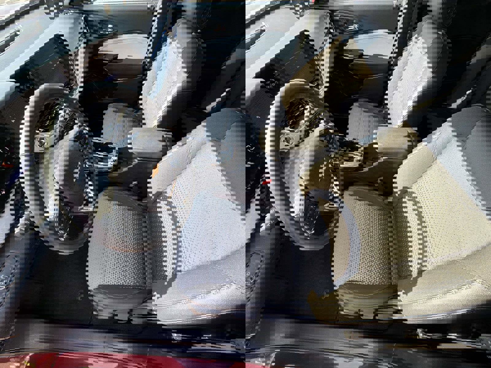 Used 2025 Chevrolet Trax LT w/ LT Convenience Package image 2