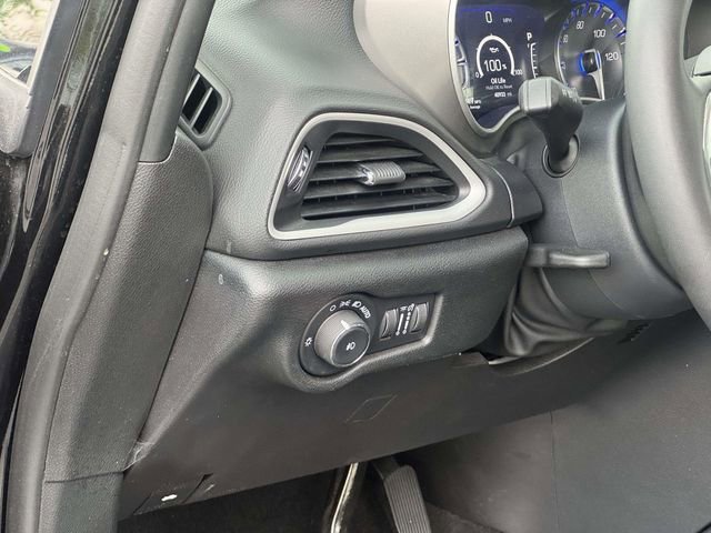 Used 2025 Chrysler Pacifica Select FWD image 30