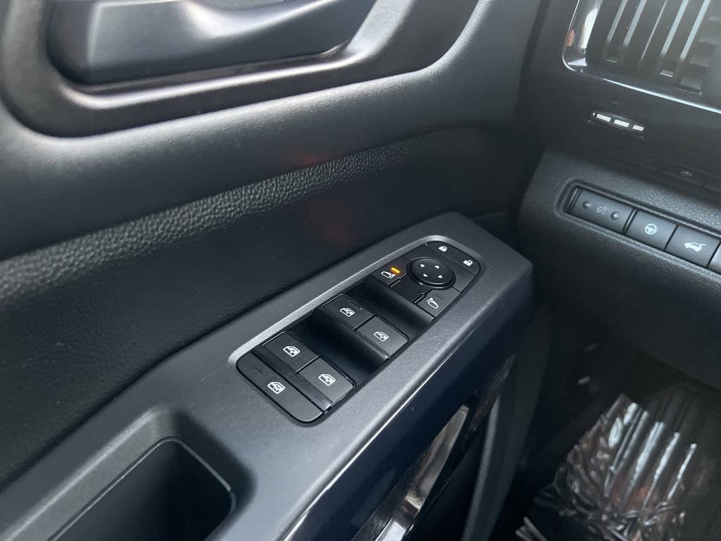 Used 2025 Nissan Pathfinder SV image 47