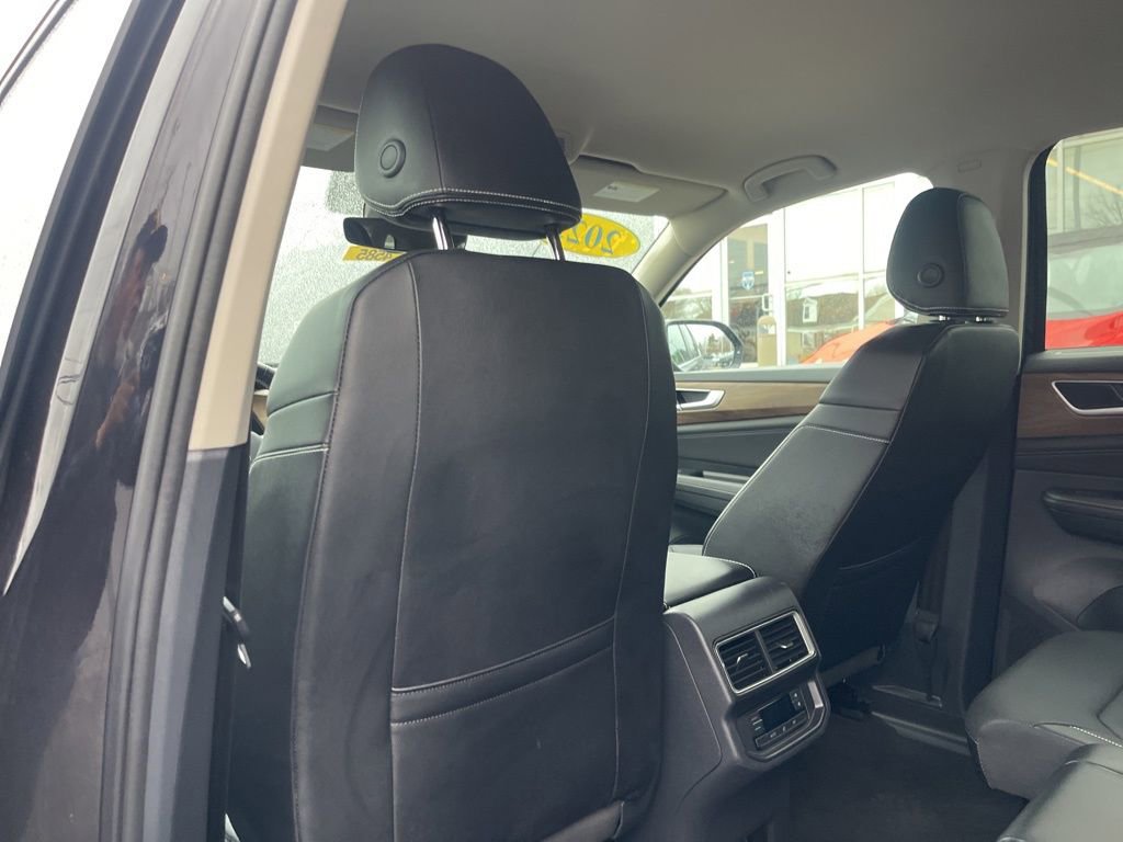 Used 2025 Volkswagen Atlas SE image 21