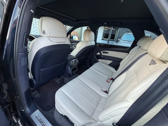 Used 2019 Bentley Bentayga AWD/4WD image 33