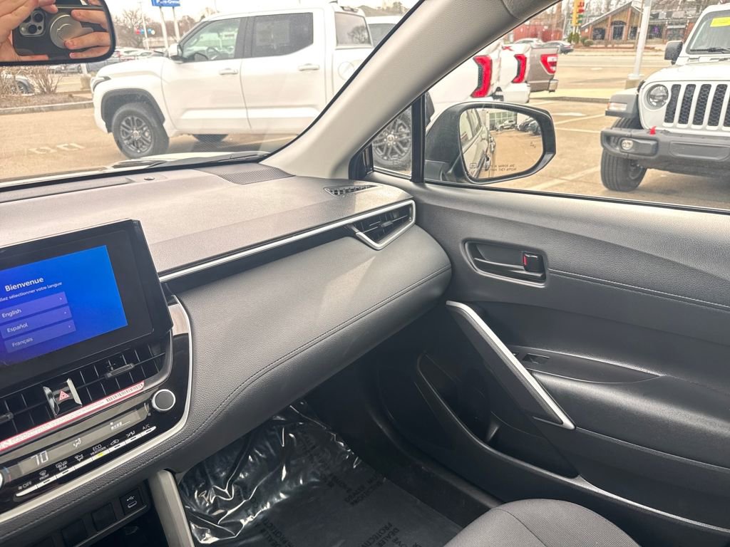 Used 2025 Toyota Corolla Cross LE w/ Moonroof Package image 28