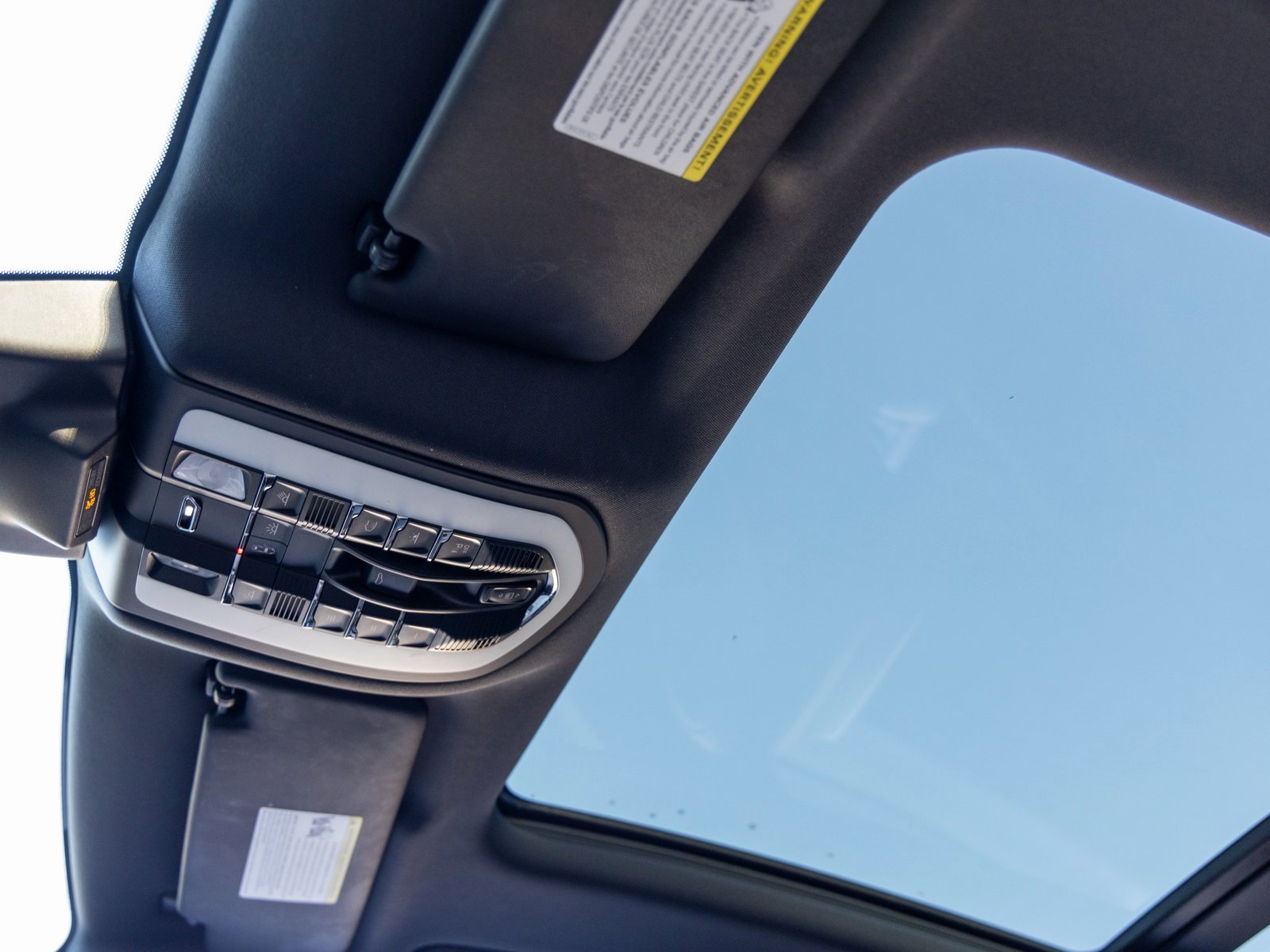 Certified 2023 Porsche Macan image 27