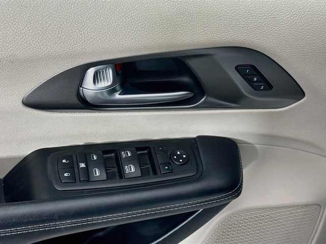 Used 2024 Chrysler Pacifica Touring-L FWD image 17