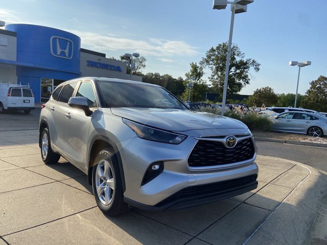 Used 2023 Toyota Highlander LE AWD/4WD image 2