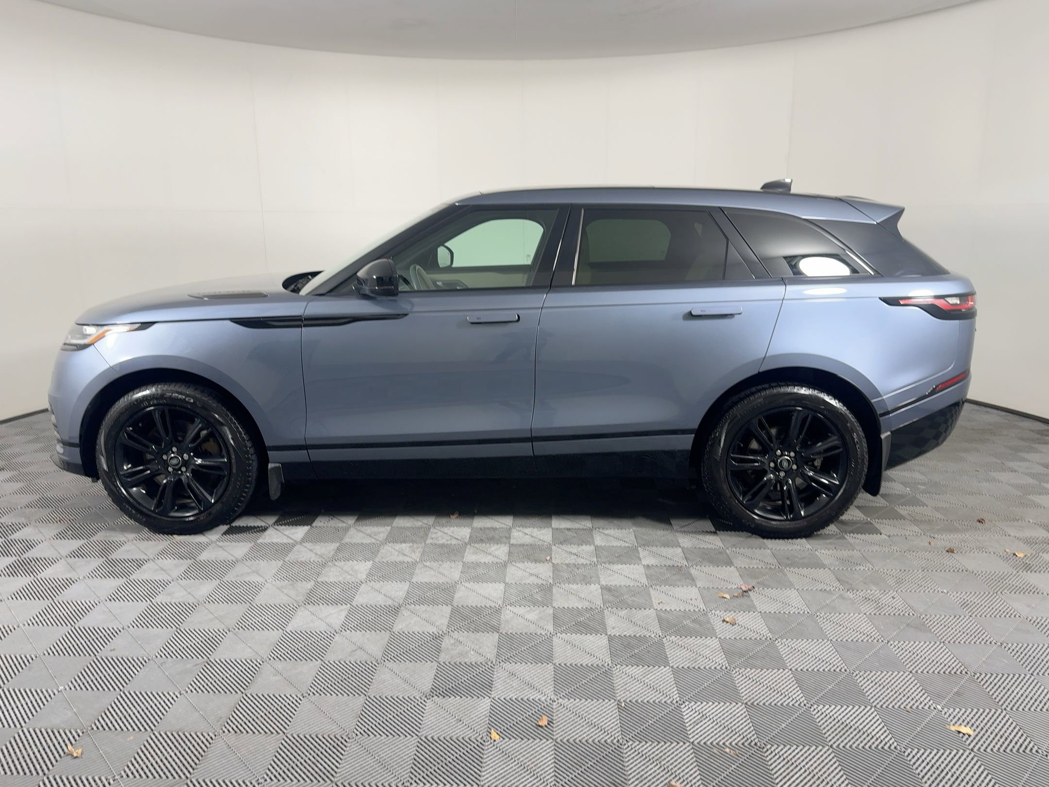 Used 2023 Land Rover Range Rover Velar R-Dynamic S image 31