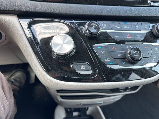 Used 2019 Chrysler Pacifica Touring-L w/ Advanced Safetytec Group image 35