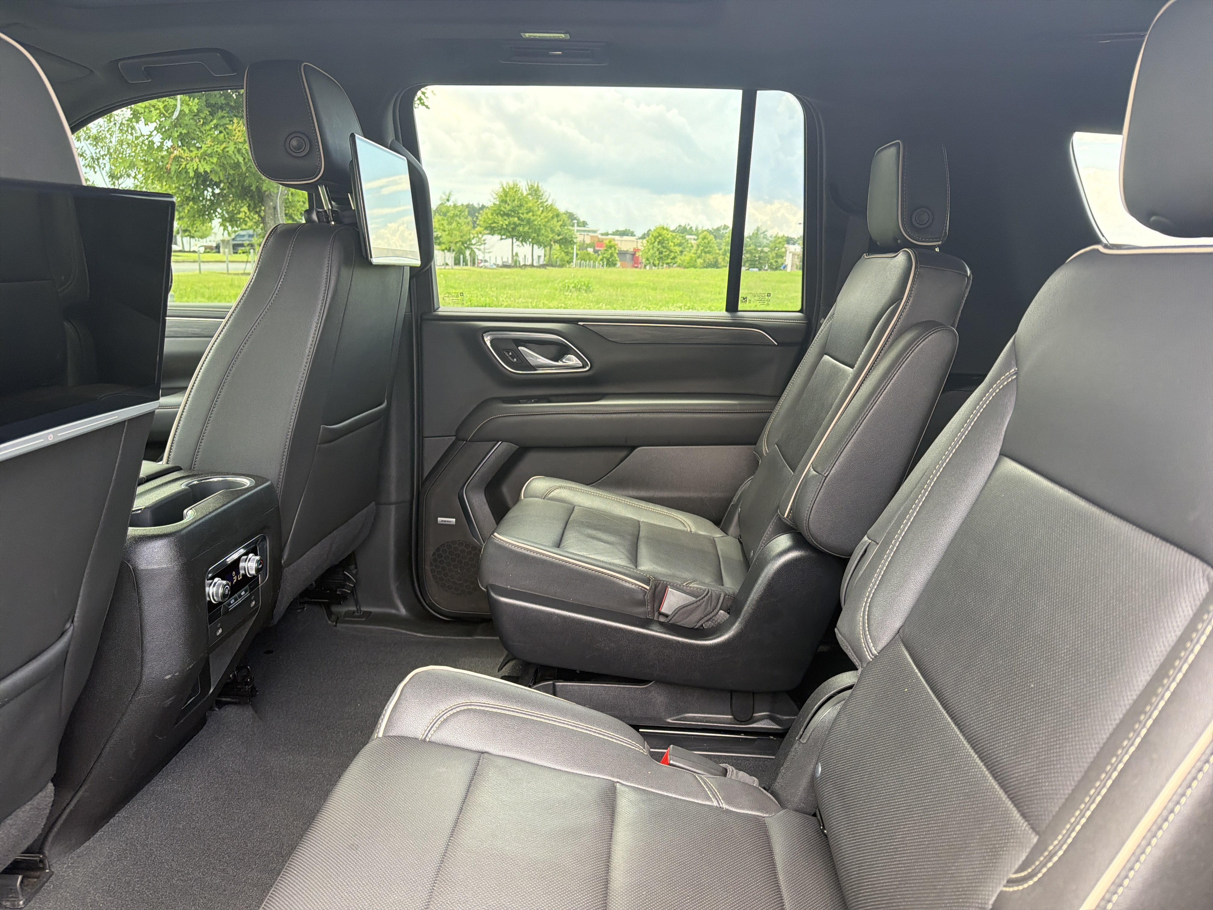 Used 2023 GMC Yukon XL SLT AWD/4WD image 26