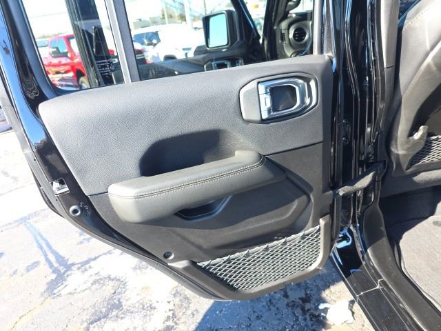 Used 2025 Jeep Wrangler Unlimited Sahara w/ Safety Group image 33