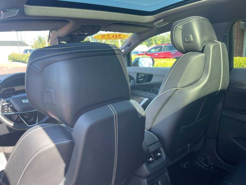 Used 2025 Cadillac Optiq Sport 2 w/ LPO, Floor Liner Package AWD/4WD image 31