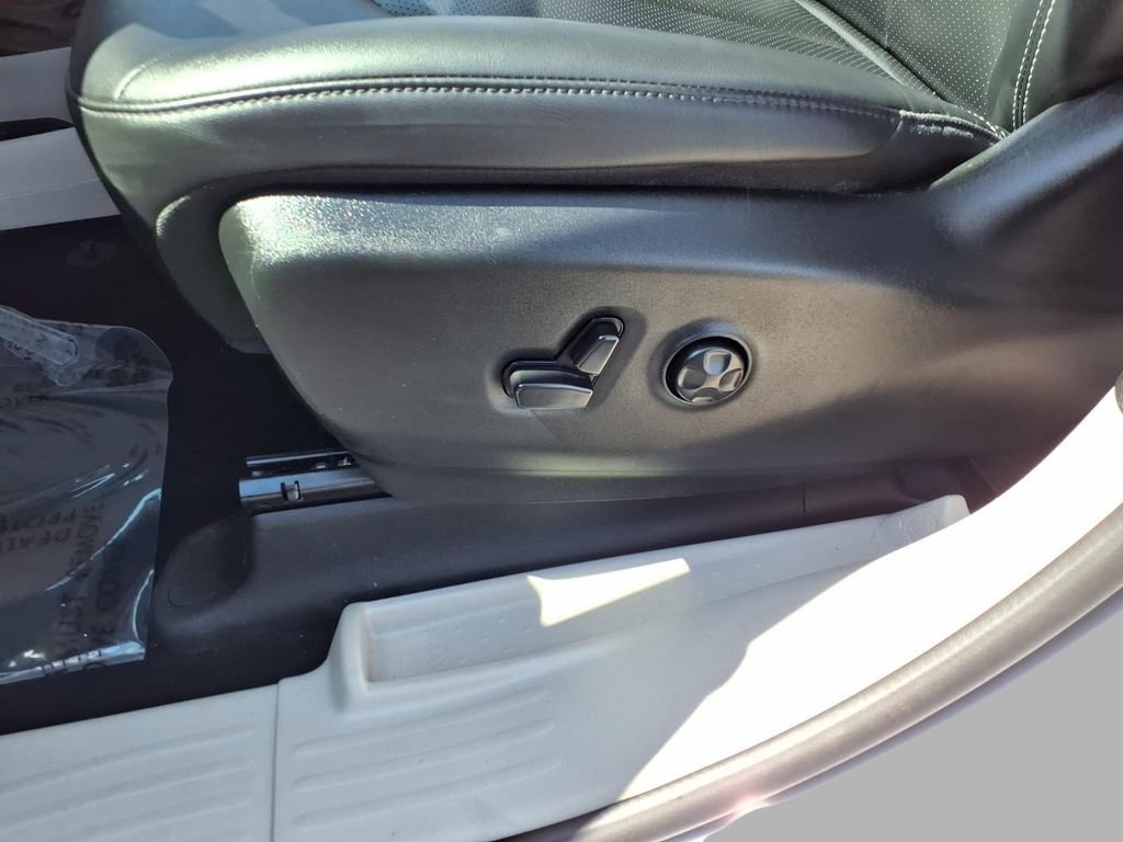 Used 2024 Chrysler Pacifica Touring-L FWD image 22