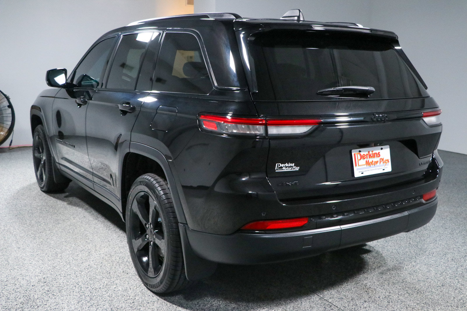 Used 2023 Jeep Grand Cherokee Limited w/ Black Appearance Package AWD/4WD image 9