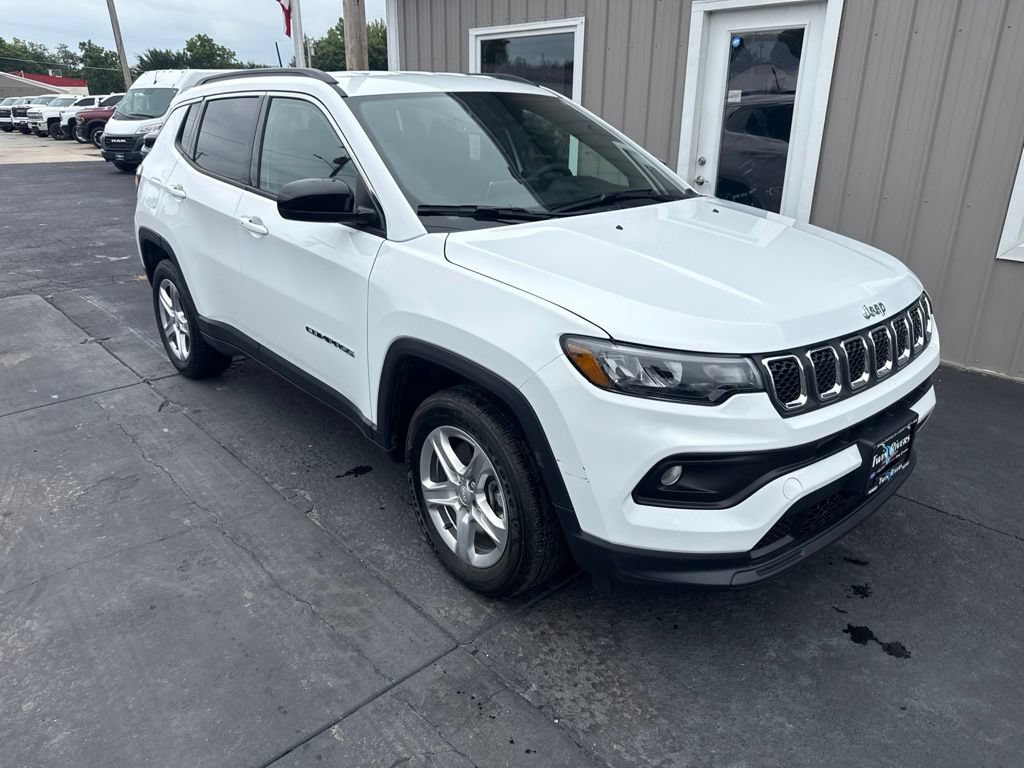 Used 2023 Jeep Compass Latitude w/ Convenience Group AWD/4WD image 1
