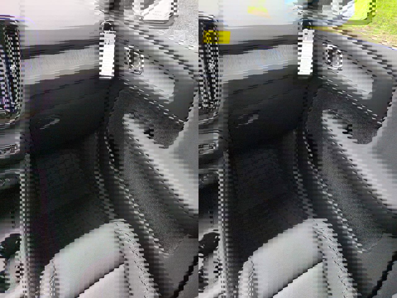 New 2025 Volvo XC40 B5 Core w/ Protection Package Premier image 16