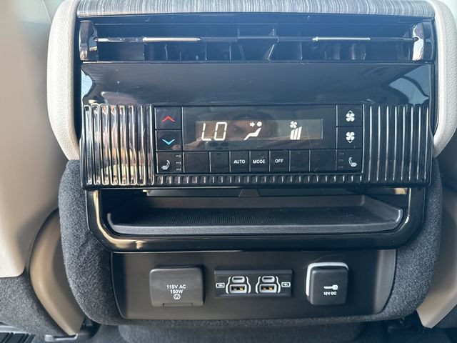 Used 2023 Jeep Wagoneer Series III w/ Convenience Group I AWD/4WD image 19