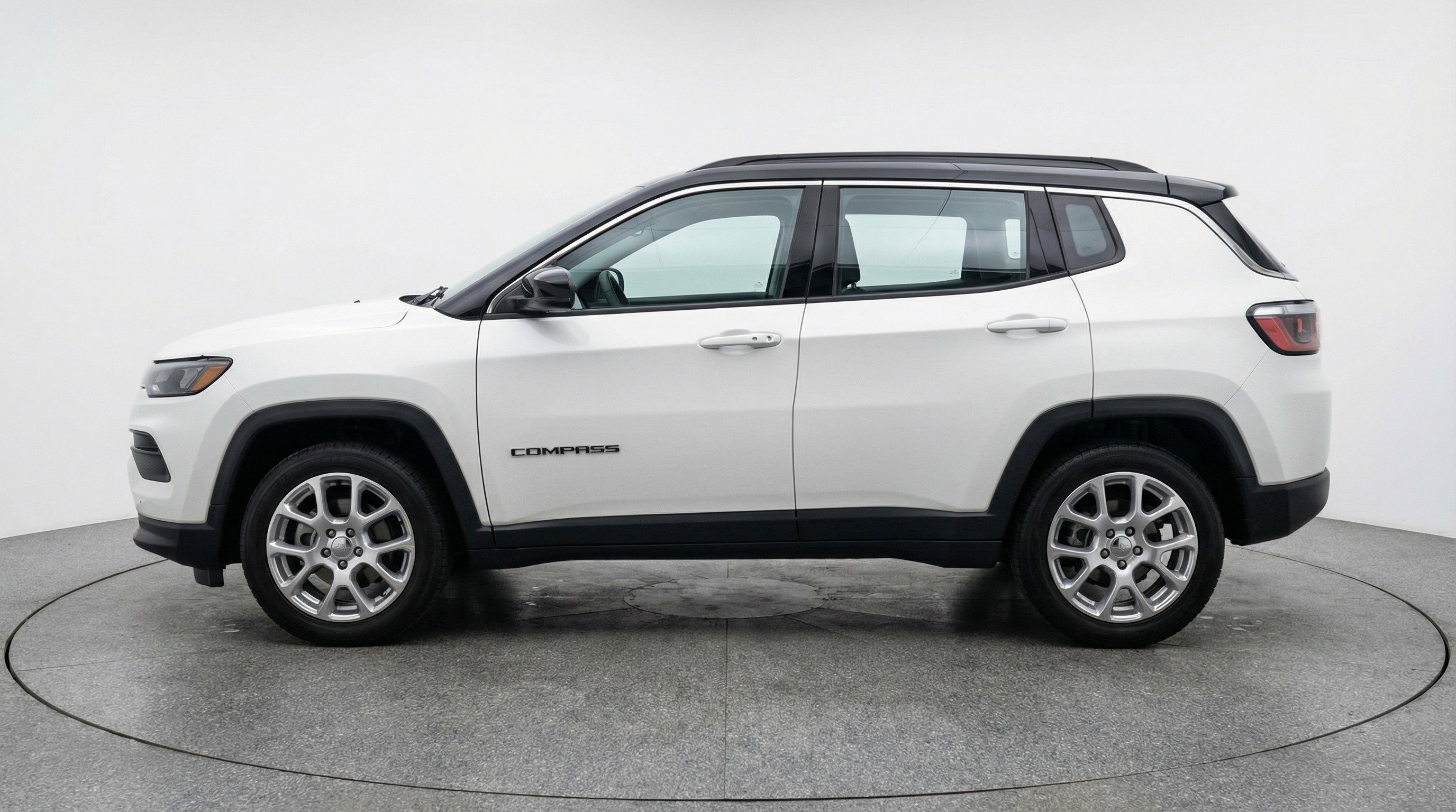 Used 2025 Jeep Compass Limited AWD/4WD image 5