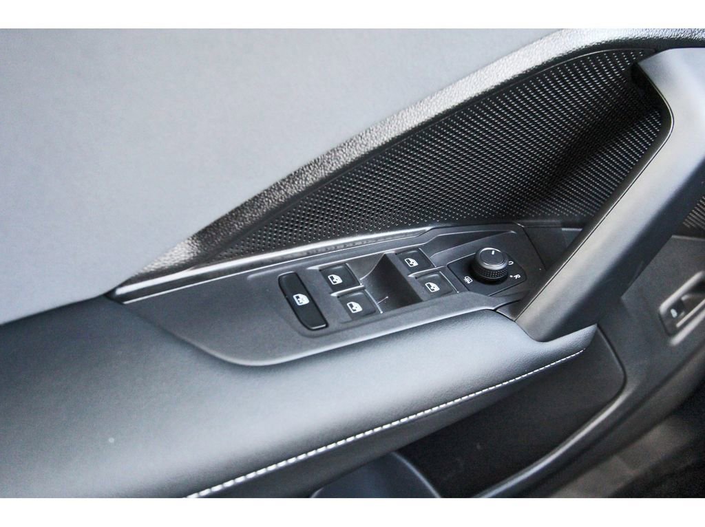 Used 2025 Volkswagen Tiguan SE R-Line image 14