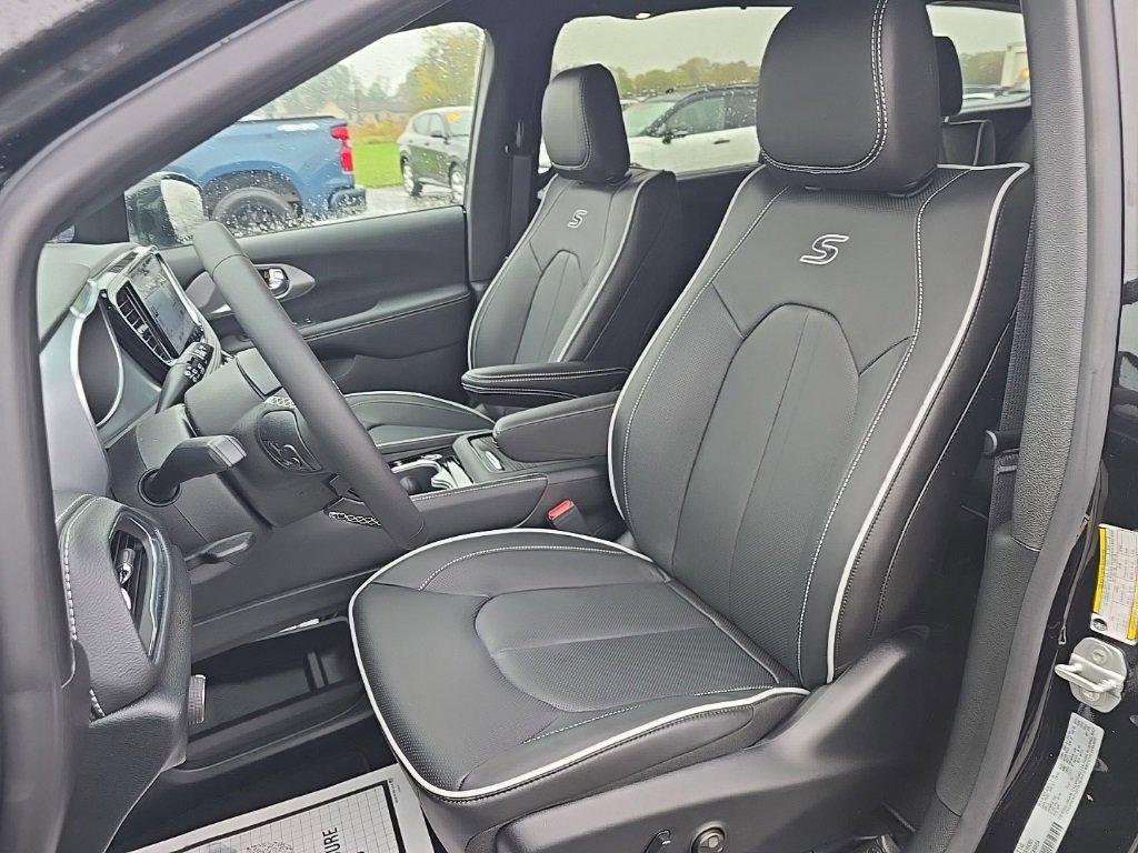 New 2026 Chrysler Pacifica Limited w/ S Appearance Package image 16