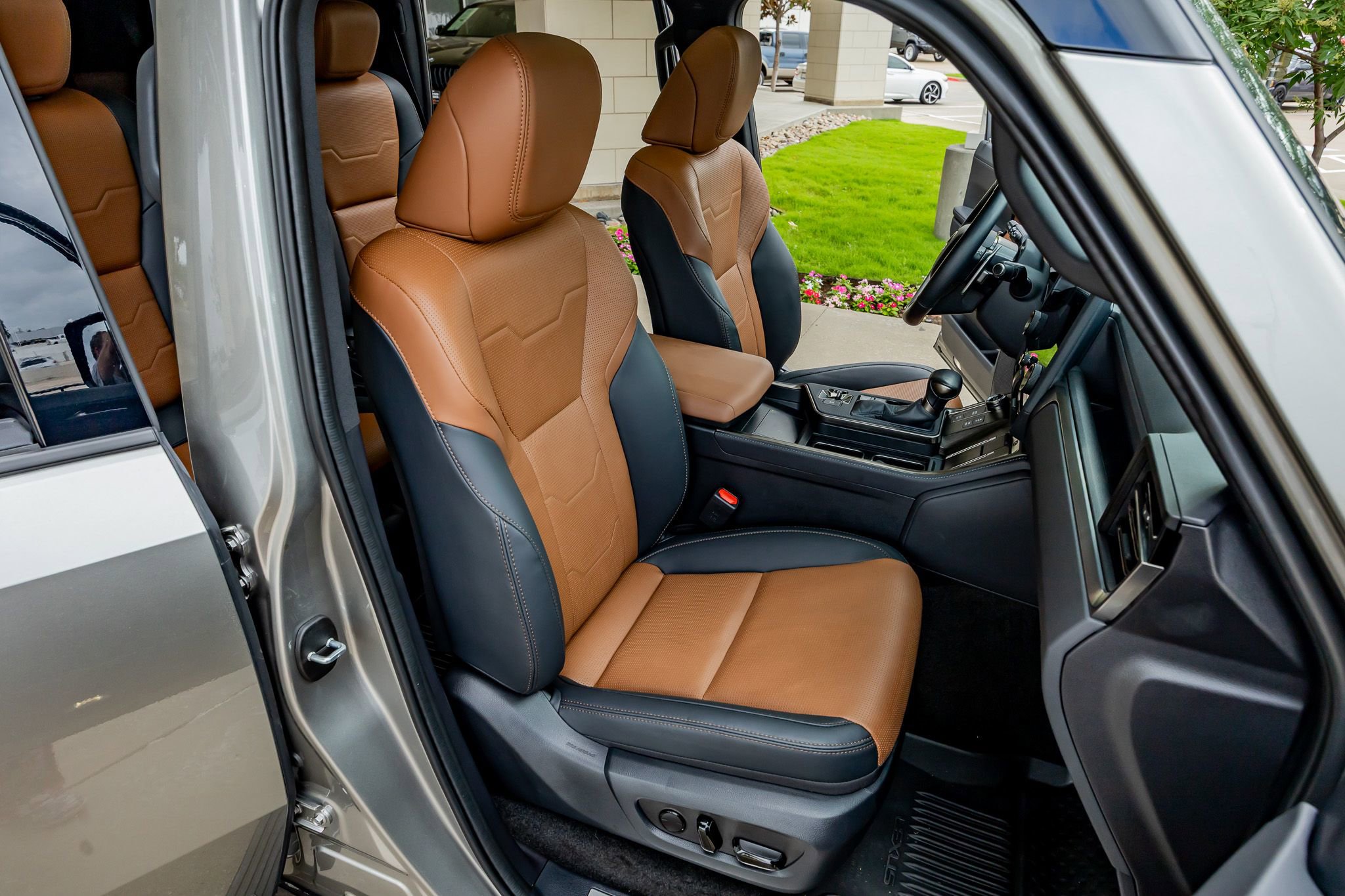 Used 2025 Lexus GX 550 w/ Accessory Package (2T) AWD/4WD image 31