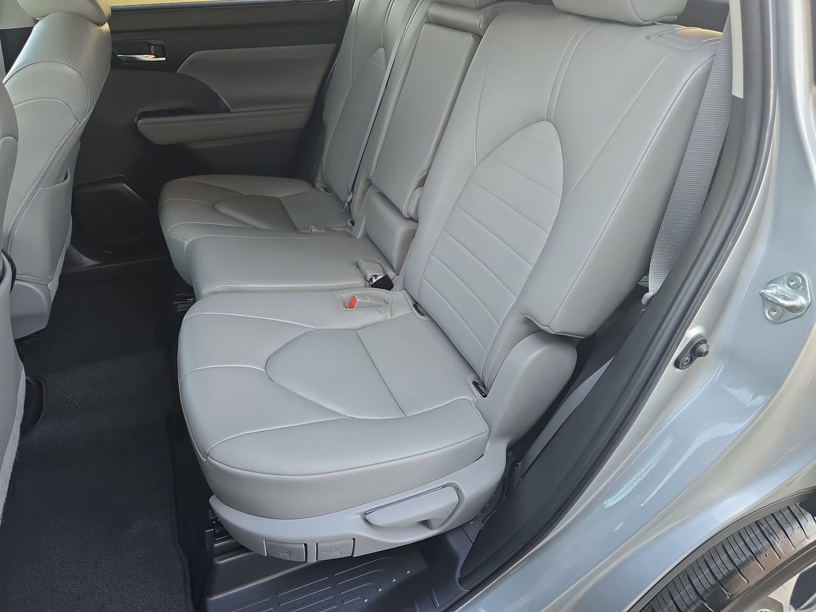 Used 2023 Toyota Highlander XLE image 22