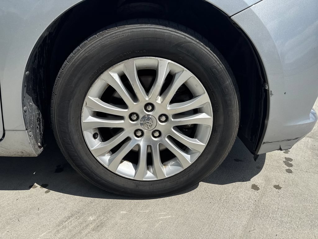 Used 2013 Toyota Sienna XLE FWD image 11