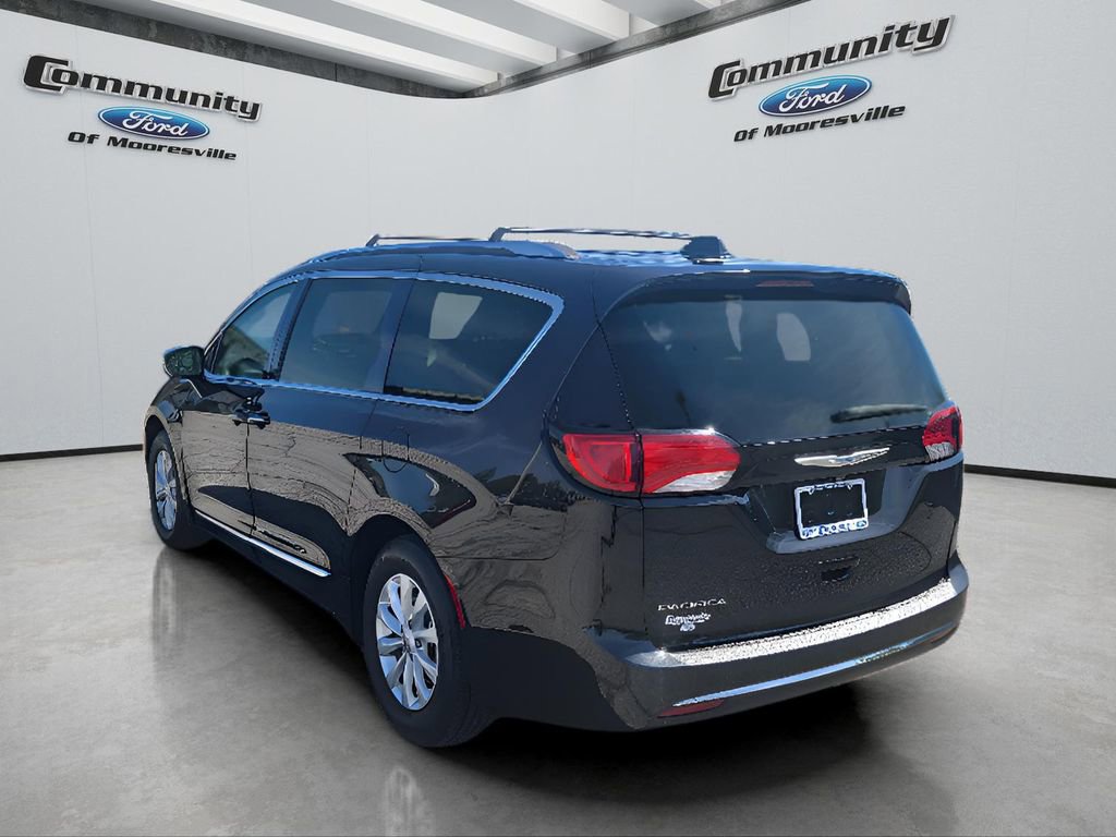 Used 2018 Chrysler Pacifica Touring-L image 6