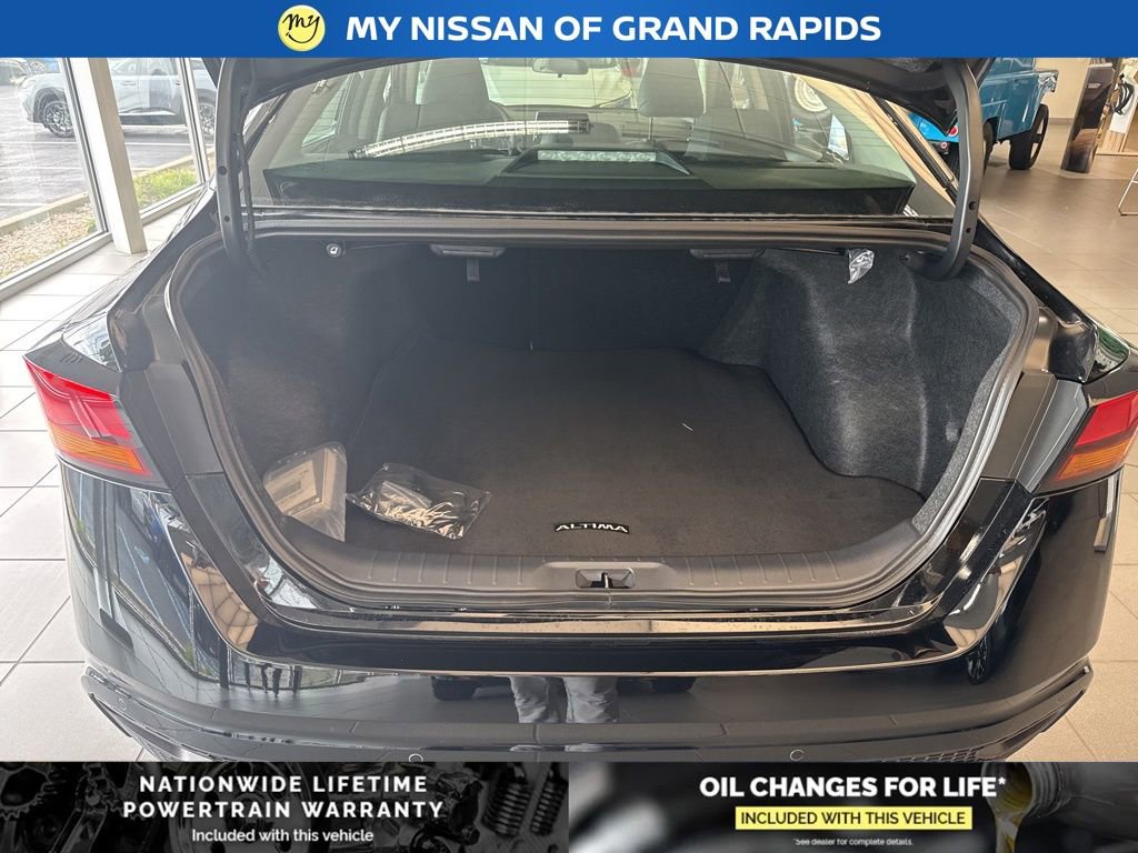 New 2025 Nissan Altima 2.5 SR image 9